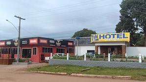 Un hôtel appelé «HÔTEL EUROPA», reconnaissable à son grand panneau jaune.