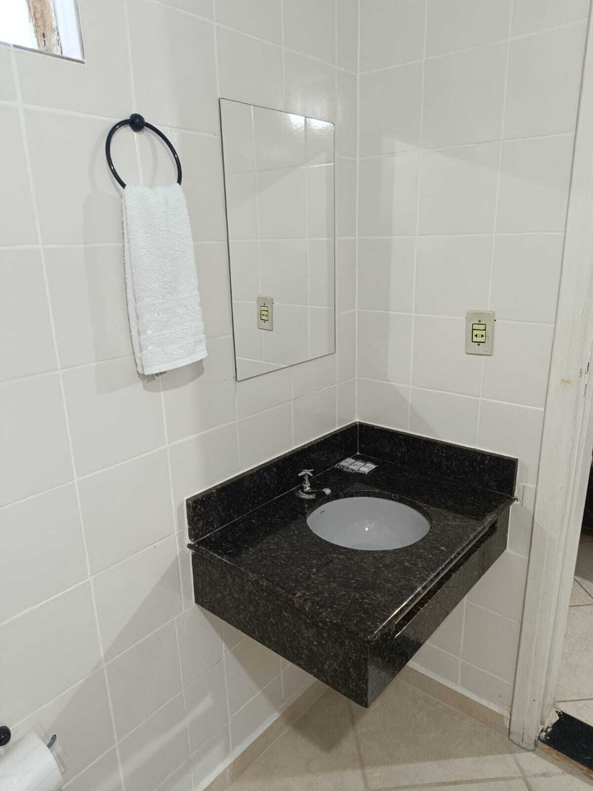 Quarto casal clássico | Banheiro | Chuveiro, toalhas de banho, sabonete, papel higiênico