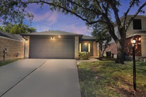 Comfort House | Property grounds - Modern Pflugerville Home Near Austin (Austin)