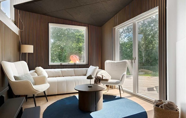 TV, fireplace - Nice home in Hadsund with sauna (Hadsund)