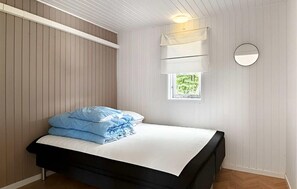 Travel cot, free WiFi - Nice home in Hadsund with sauna (Hadsund)