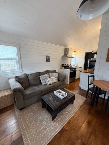 Gorgeous 1-bedroom cottage in charming Columbia Falls perfect for relaxing