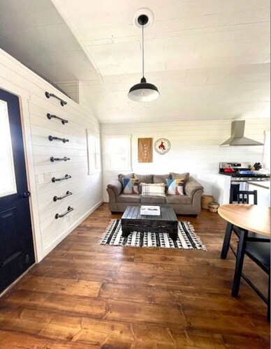 Gorgeous 1-bedroom cottage in charming Columbia Falls perfect for relaxing