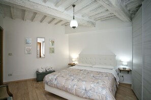 2 bedrooms, iron/ironing board, free WiFi, bed sheets - The Sunflower Apartment (Cetona)