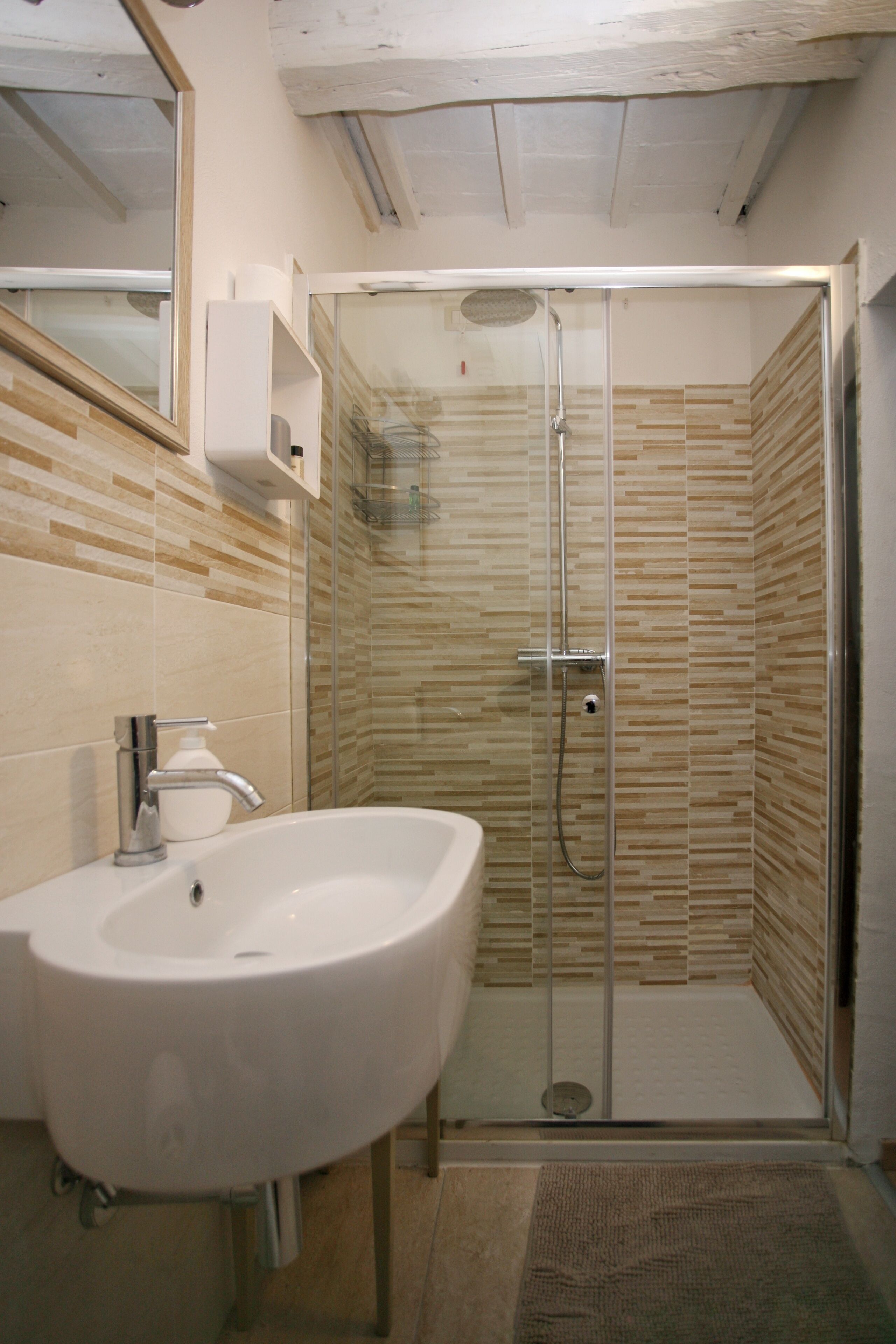 Doccia, asciugacapelli, bidet, asciugamani