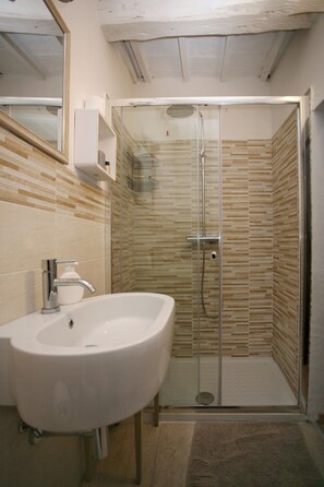 Suihku, hiustenkuivaaja, bidee, pyyhkeet