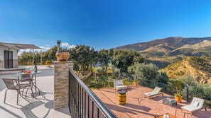 Outdoor dining - Cortijo Los Santeros Castril by Ruralidays (Granada)