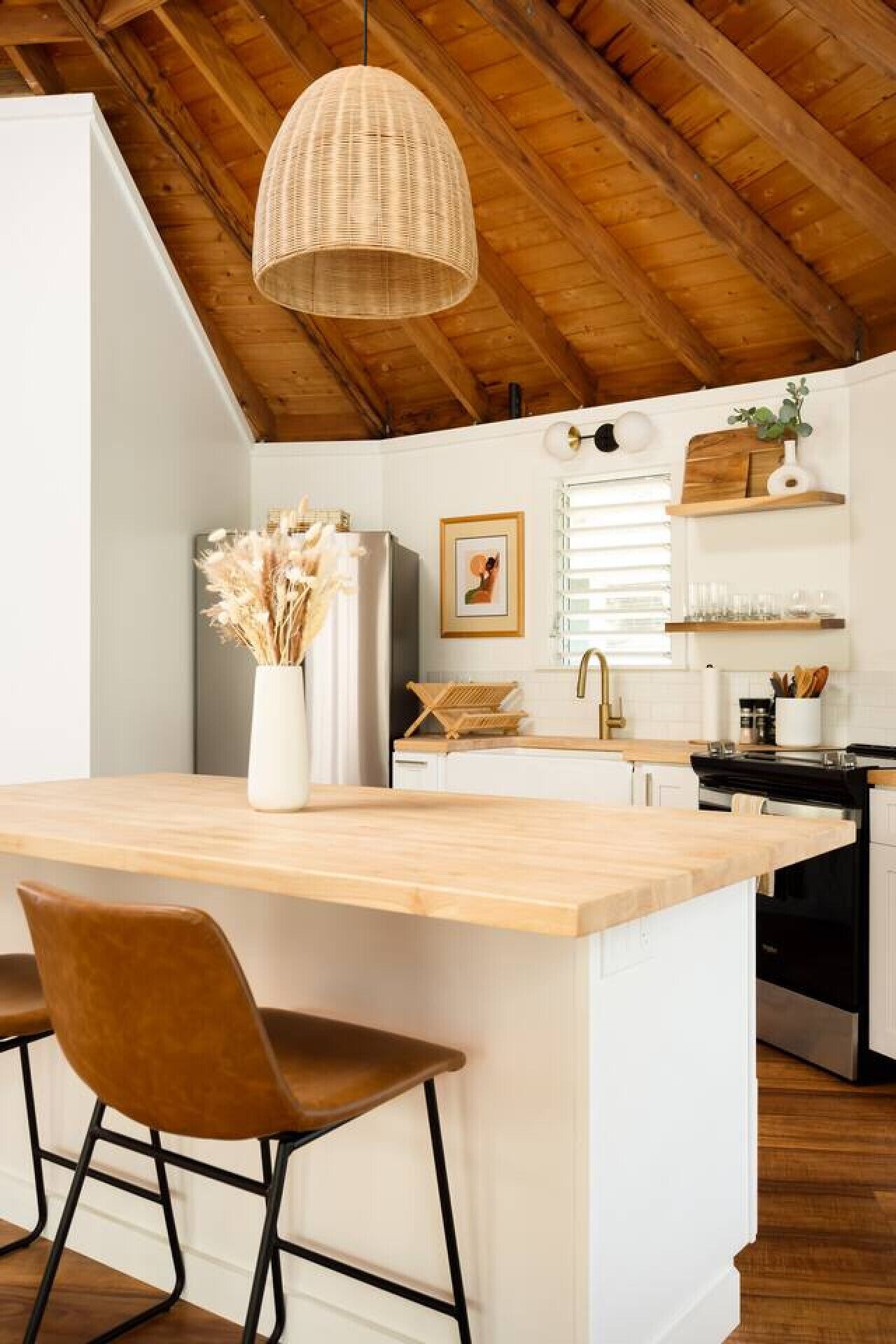 冷蔵庫、電子レンジ、オーブン、コンロ