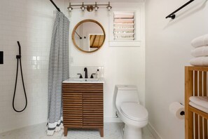 Bathroom - Pele Cottage Volcano Hawaii (Volcano)