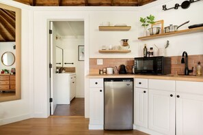 Kühlschrank, Mikrowelle, Herdplatte, Wasserkocher mit Kaffee-/Teezubehör