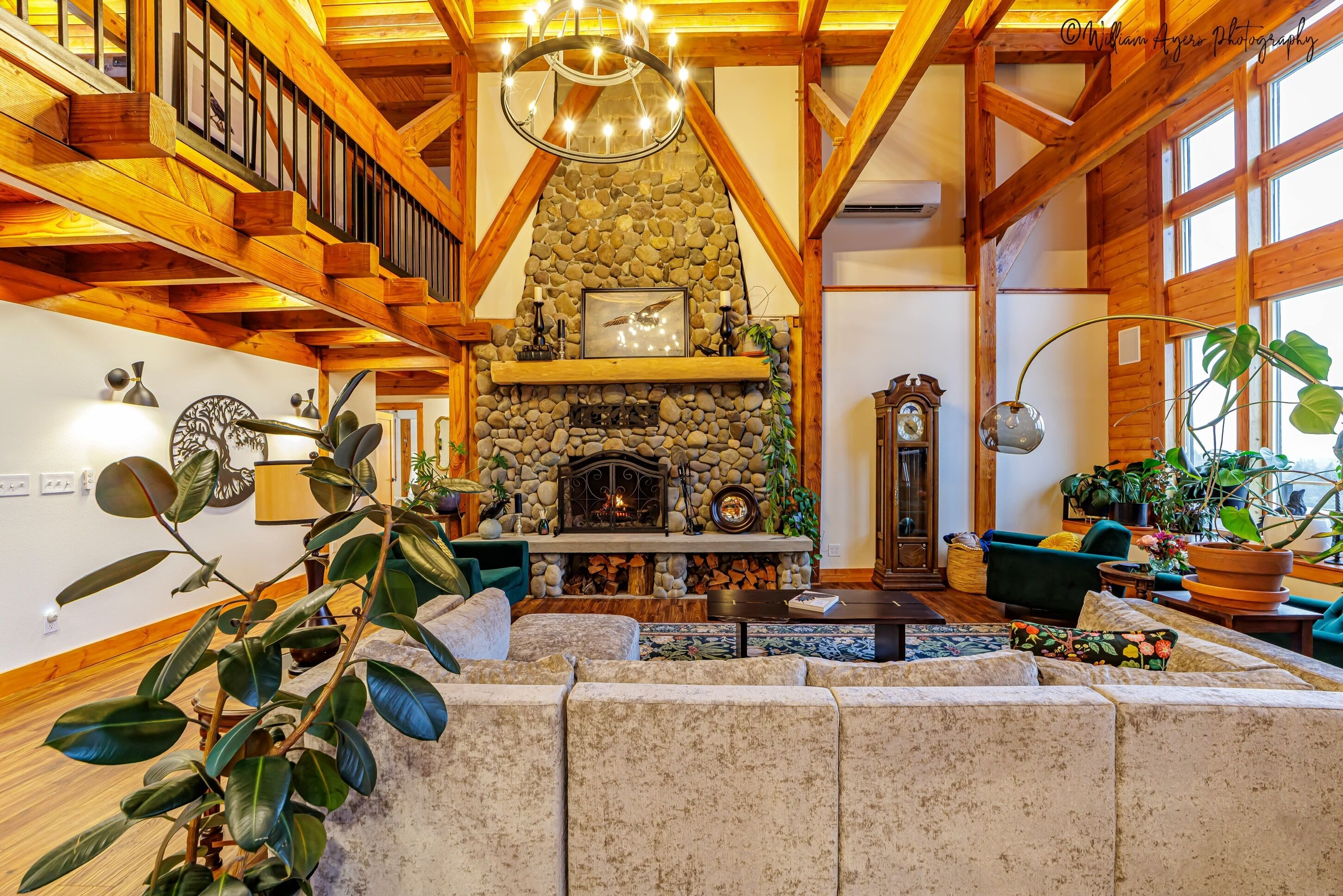 TV connectée, cheminée, lecteur de DVD, baby-foot