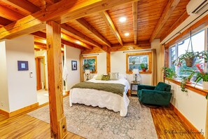 7 Schlafzimmer, Schreibtisch, Bügeleisen/Bügelbrett, Reisekinderbett