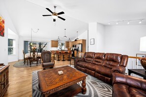 Living area - Spacious 4-bedroom house, sleeps 12 in delightful Coeur d'Alene (Coeur d'Alene)