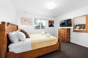 Iron/ironing board, WiFi, bed sheets - Spacious 4-bedroom house, sleeps 12 in delightful Coeur d'Alene (Coeur d'Alene)