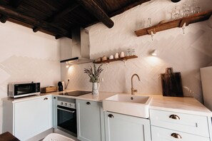 Private kitchen - Relax with the family in the quiet of the Alentejo, overlooking the castle of Monsaraz. (Distrito de Évora)