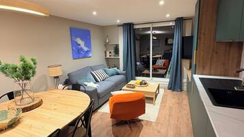 Smart TV, libri, impianto stereo