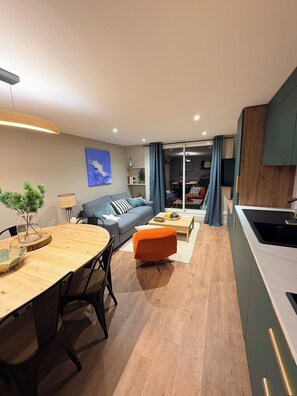 Smart TV, libri, impianto stereo