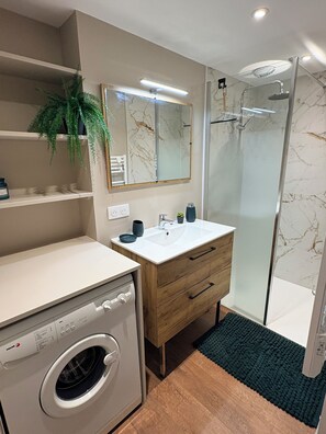 Douche, sèche-cheveux