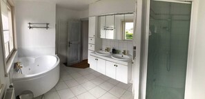 Tina de hidromasaje y papel de baño 
