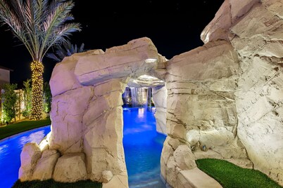 Isle of Palms: Sleeps 27, Lazy River & Waterslide