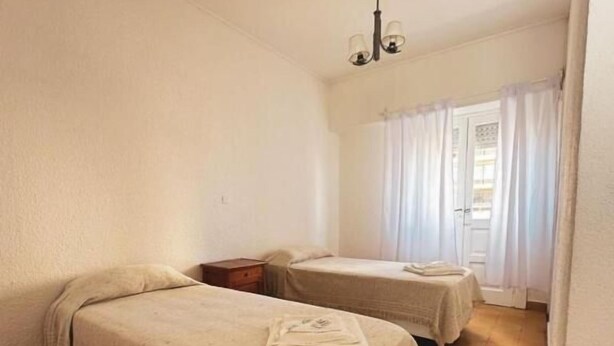 A room with two beds, a ceiling light, and a window with curtains. - Hotel Costamar Miramar (Miramar)