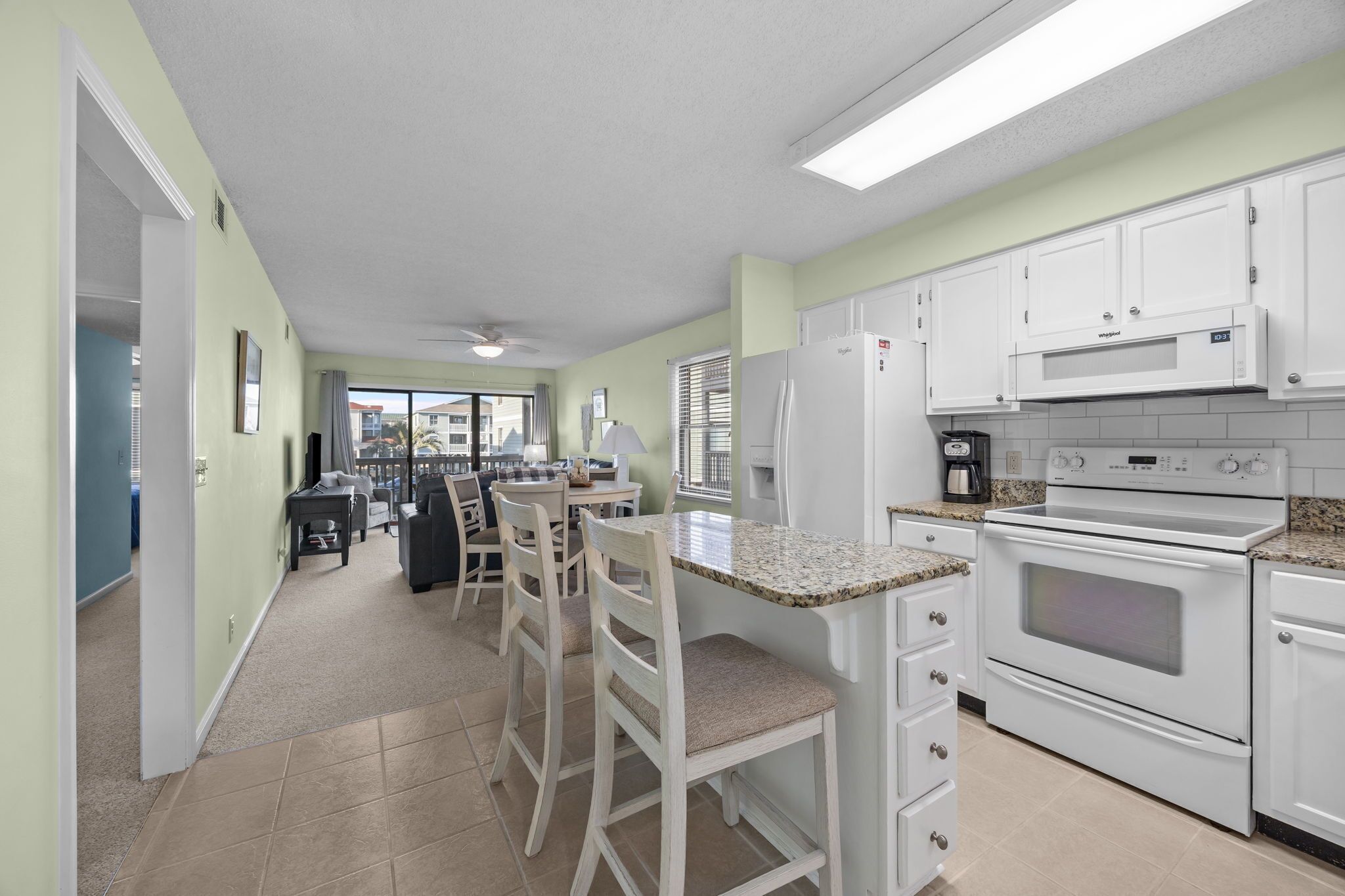 Geladeira, micro-ondas, fogão, cooktop