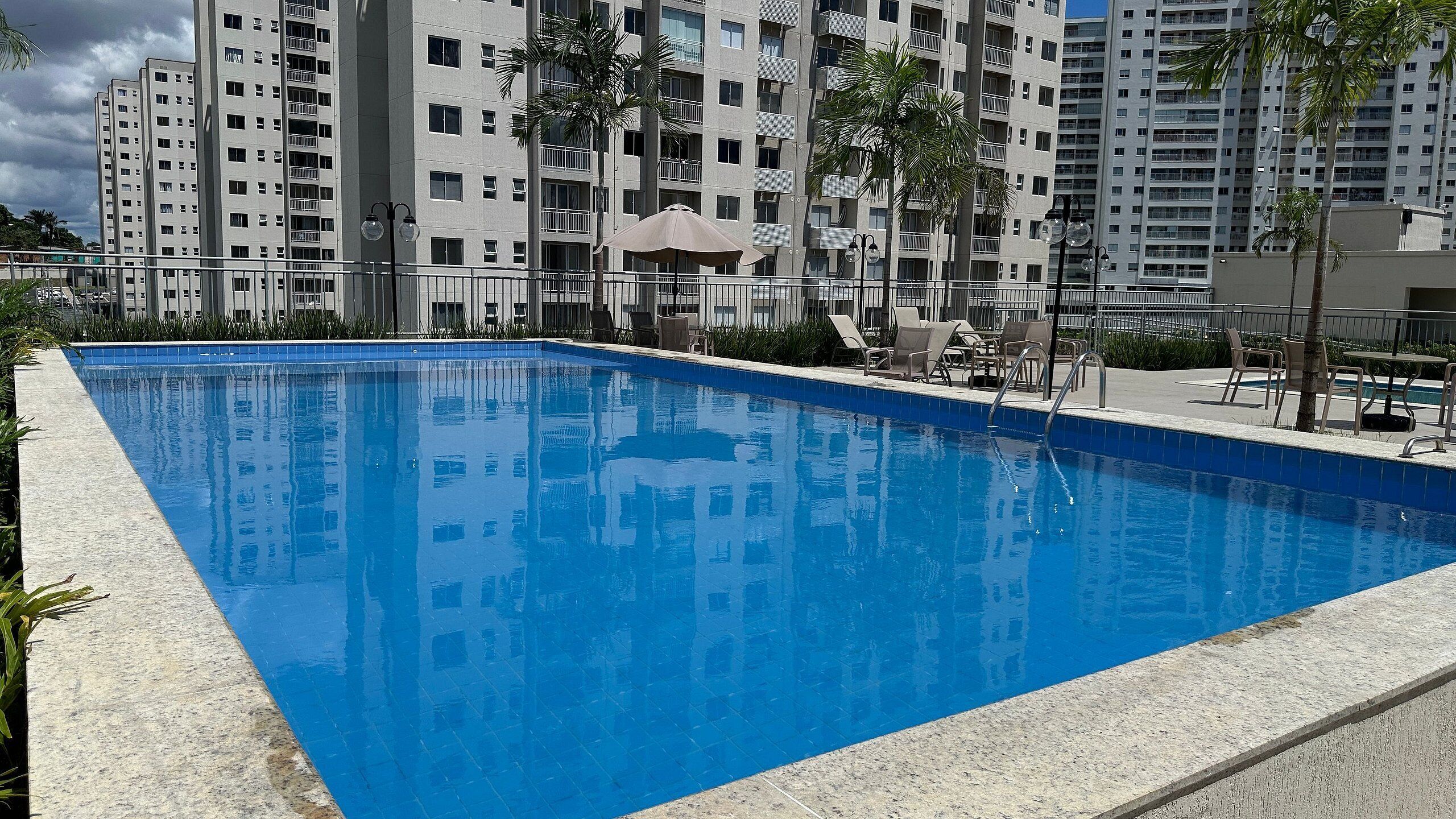 Piscina | 2 piscinas externas, funciona das 6h às 22h, guarda-sóis