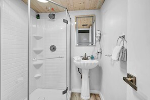 Hair dryer, towels, soap, toilet paper - 180 Two Bed Two Bath 3 Pools (Destin)