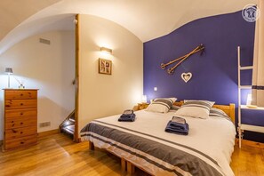 1 habitación, tabla de planchar con plancha, wifi gratis y ropa de cama 