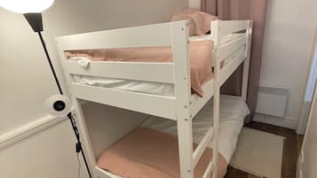 Fer et planche à repasser, draps fournis