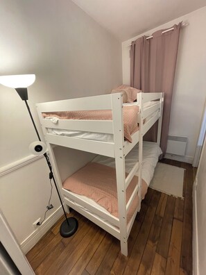 Iron/ironing board, bed sheets