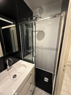 Shower, hair dryer, towels, toilet paper - Paris 16, av de Versailles, Exelmans, Tour Eiffel, Boulogne (Paris)