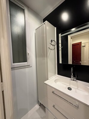 Shower, hair dryer, towels, toilet paper