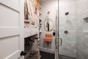 Shower, hair dryer, towels, shampoo - The Helène Estate - Spacious 3BD, 3.5BA - 2 Blocks from King St! (Charleston)
