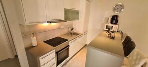 Fridge, microwave, oven, stovetop - Villa Kasandra - Apartment with terrace and pool view (Kaštel)