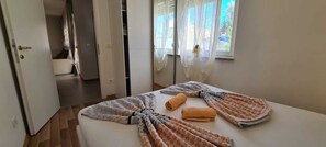 2 bedrooms, free WiFi, bed sheets - Villa Kasandra - Apartment with terrace and pool view (Kaštel)