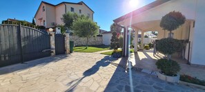 Property grounds - Villa Kasandra - Holiday apartment with garden terrace (Kaštel)
