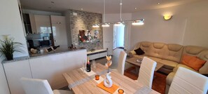 Interior - Villa Kasandra - Holiday apartment with garden terrace (Kaštel)
