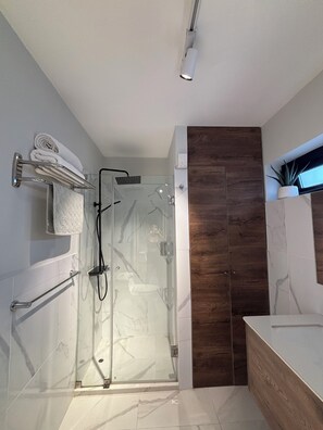 Shower, hair dryer, towels, soap - King Suite Miraflores Center Park (Miraflores)