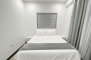WiFi - 2 Bedroom Oasis: Pool, Football, Badminton (Kingston)