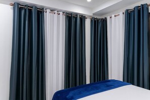 WiFi - 3 Bedroom Retreat: Pool, Sports, & Cozy Luxury (Kingston)