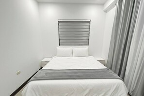 WiFi - 3 Bedroom Retreat: Pool, Sports, & Cozy Luxury (Kingston)