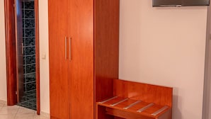 A room with a wardrobe, a bench, and a television. - Jayne s Rooms - Elassona Single Nest (Elassona)
