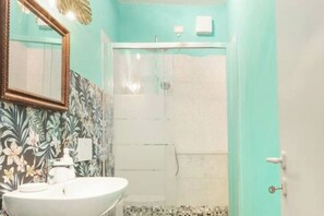 Dusche, Bidet, Handtücher, Toilettenpapier