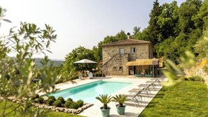 A stone house with a swimming pool, surrounded by greenery and a clear sky. - Juniper Apartment - Relax, Nature and Panorama with Private Pool (Toscana)
