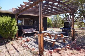 Outdoor dining - The Cozy Coyote – Uptown Sedona Red Rock Escape (Sedona)