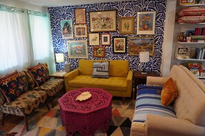 Living area - The Cozy Coyote – Uptown Sedona Red Rock Escape (Sedona)