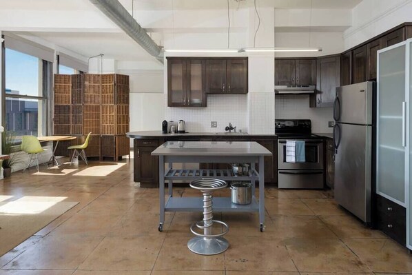 Fridge, microwave, oven, stovetop