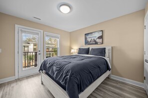 3 bedrooms, free WiFi, bed sheets - Coastal Retreat - Dog-Friendly Townhome, 7 Minutes to Wrightsville Beach (Wilmington)
