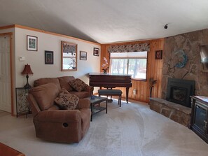 Living area - Cute Cabin in the Woods, Great for Couples; Hot Tub, Bikes, Kayaks, Near Village (Bend)